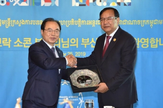 오거돈 부산시장(왼쪽)이 25일 캄보디아 쁘락 소콘 부총리 겸 외교부장관(오른쪽)을 만나 활발한 도시외교전을 펼쳤다./사진제공=부산시