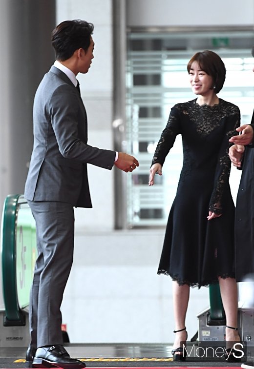 [머니S포토] 임지연 '비와 반갑게 인사'