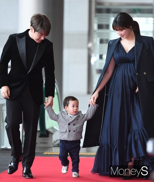 [머니S포토] 최민환·율희 '아들 짱이와 함께'