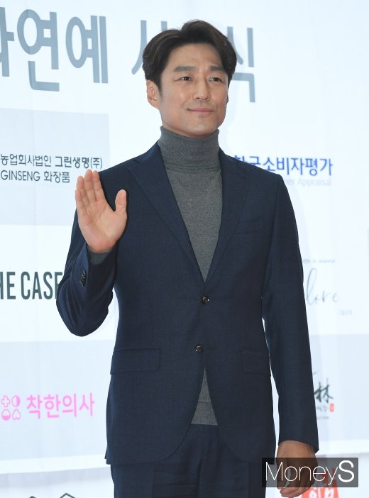 [머니S포토] 지진희, 훈훈한 꽃중년