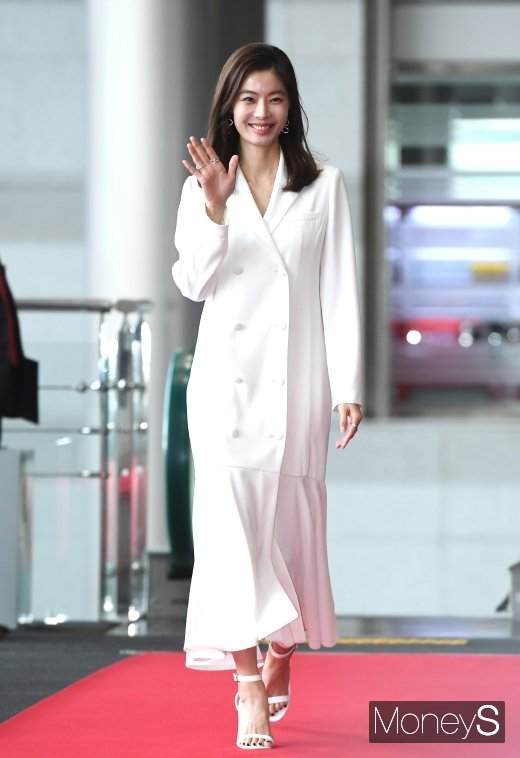 [머니S포토] 윤소이, 우아한 미소로 등장