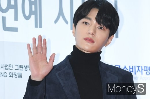 [머니S포토] 김명수, 여심 흔드는 손인사