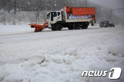 25일 평창군 옛 대관령휴게소 인근 도로에서 제설차량이 제설작업을 위해 분주하게 움직이고 있는 모습. /사진=뉴스1   