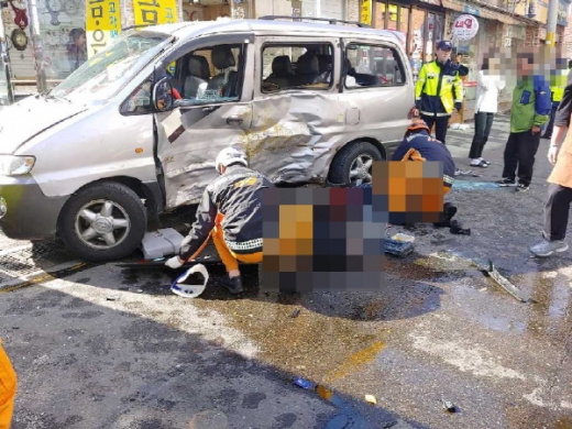 기장군 한 도로상에서 포터트럭이 인도로 돌진하여 보행자 2명을 들이받고 잇달아 승합차를 추돌했다./사진제공=부산경찰청