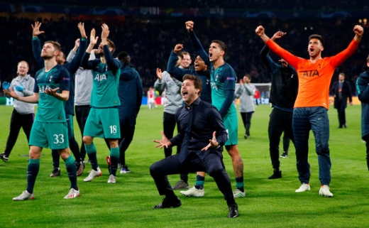 지난 5월 아약스와의 유럽축구연맹(UEFA) 챔피언스리그 4강 2차전에서 기적의 대역전승을 일궈낸 후 선수들과 기쁨을 나눈 마우리시오 포체티노 감독(가운데). /사진=로이터