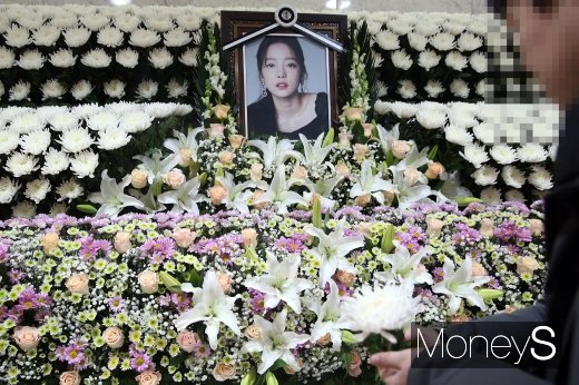[머니S포토] 구하라 빈소, 한손에 들려있는 국화 꽃 한송이