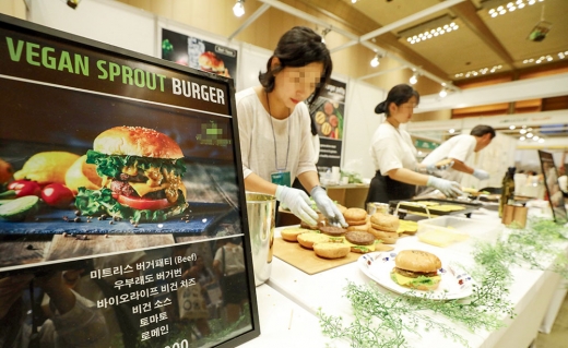 지난 7월5일 서울 코엑스에서 열린 비건 페스타에서 관계자가 비건용 햄버거를 만들고 있다 / 사진=뉴시스 박미소 기자