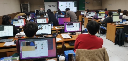 지난 15일 진행된 ‘드론을 활용한 인공지능 활용’ 교육. / 사진제공=수원시