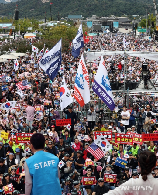 지난달 3일 서울 광화문광장에서 문재인하야범국민투쟁본부의 ‘文대통령 하야’ 범국민 투쟁대회가 열리고 있다. /사진=뉴시스