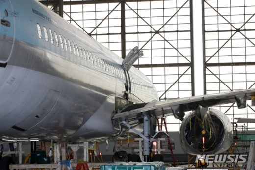김포공항 대한항공 격납고에서 동체 균열이 발견된 보잉 737NG 항공기의 수리가 진행되고 있는 모습. /사진=뉴시스 고범준 기자