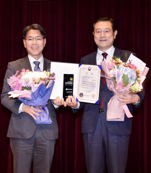 ▲이용섭 광주광역시장(오른쪽)이 25일 오후 서울 광화문 교보생명빌딩 컨벤션홀에서 열린 '제4회 대한민국 지방자치 정책대상'에서 '인공지능(AI) 중심도시 만들기'로 광역시·도 부문 대상을 수상하고 있다./사진제공=광주광역시