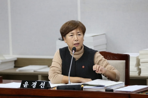 수원시의회 윤경선(민중당, 금곡,당수,입북동) 의원이 제347회 제2차 정례회 기간 중인 25일 수원시 도시디자인단 행정사무감사에서 시에 남아있는 친일인사와 관련한 조형물에 대해 문제점을 지적했다. / 사진제공=수원시의회