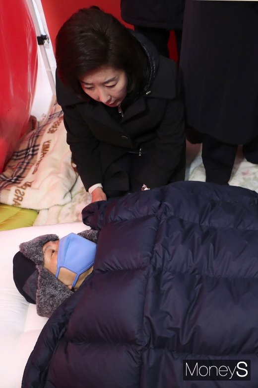 [머니S포토] 누워있는 황교안, 앉아있는 나경원