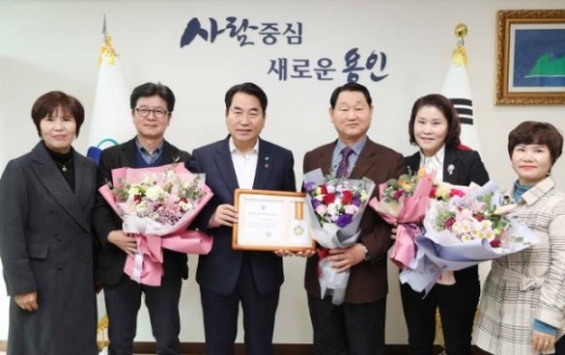 용인시는 25일 해든마을 동문굿모닝힐, 동백동원로얄듀크, 래미안이스트팰리스 아파트 등 3곳을 올해 공동주택 모범관리단지로 선정해 표창했다고 26일 밝혔다. / 사진제공=용인시