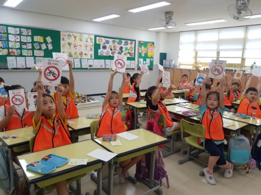 자전거학교 안전교실 수업에 참가한 어린이들. /사진=대한자전거연맹