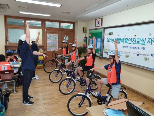 자전거 수신호를 배우는 어린이들. /사진=대한자전거연맹