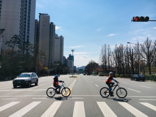 자전거학교 로드교실에서 자전거횡단도로를 건너는 교육생들. /사진=대한자전거연맹 