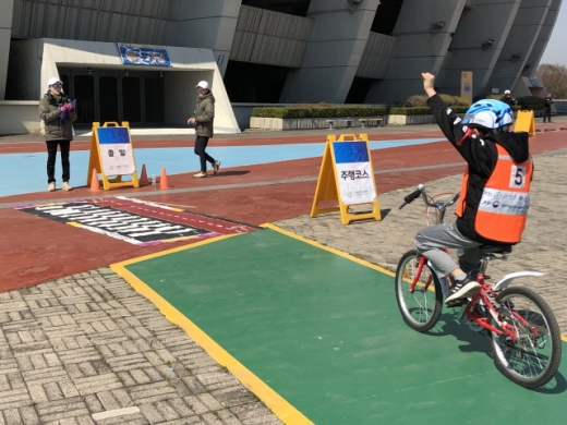 자전거학교 인증시험에서 실기시험에 참가한 교육생. /사진=대한자전거연맹