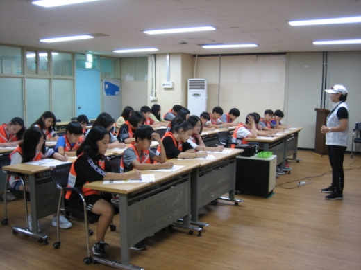 자전거학교 인증시험의 필기시험에 참가한 교육생들. /사진=대한자전거연맹