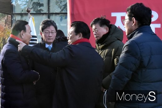 [머니S포토] 황교안 단식농성 찾은 유승민, 한국당 의원들과 대화 나눠...