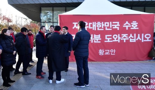 [머니S포토] 황교안 대표 농성현장 찾은 유승민