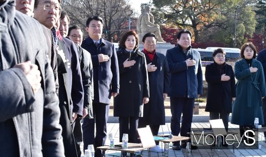 [머니S포토] 나경원, 청와대 앞 원내대책회의 주재
