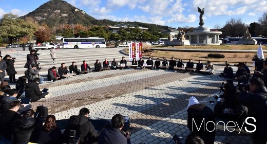 [머니S포토] 자유한국당 이틀째 청와대 앞 원내대책회의