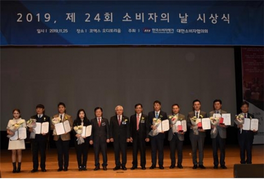 메르세데스 벤츠코리아가 ‘대한민국 소비자만족도평가 대상’ 수입차 부문 3년 연속 1위를 수상했다./사진=벤츠코리아