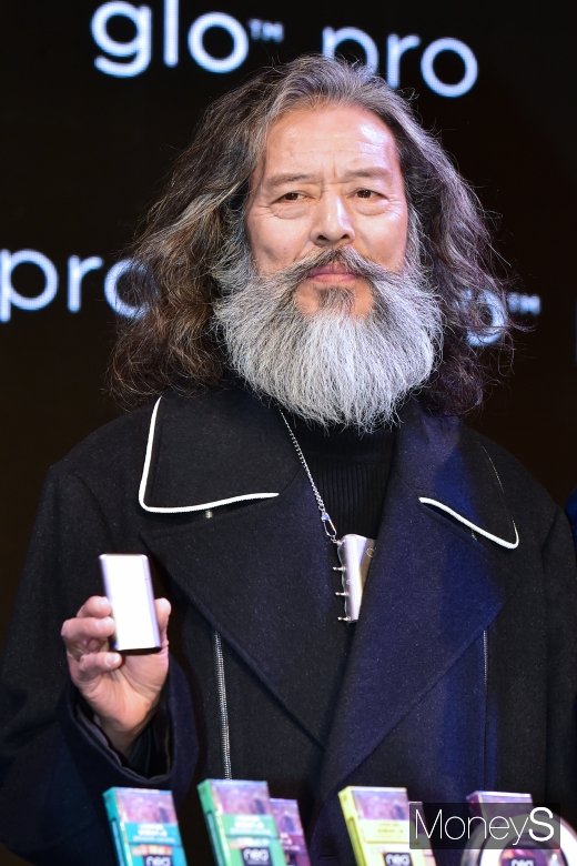 [머니S포토] 김칠두 실버 모델과 신개념 궐련형 전자담배