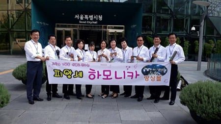 서울국제하모니카페스티벌에 참가한 피앙세하모니카앙상블 단원들이 서울시청 앞에서 기념 사진을 찍고 있다./사진제공=피앙세하모니카앙상블