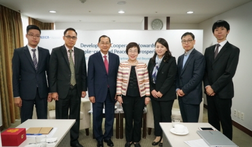 26일 이미경 코이카 이사장(우측에서 네번째)이 한·아세안 특별정상회의 참석차 우리나라를 방문한 치응 야나라 캄보디아 재건 개발위원회 장관(우측에서 다섯번째)과 기념사진을 찍고 있다. /사진제공=코이카