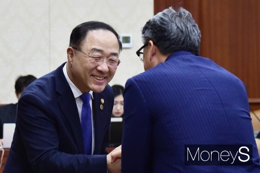 [머니S포토] 연구기관장들과 인사 나누는 홍남기 부총리
