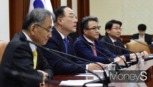[머니S포토] 경제여건에 대해 발언하는 홍남기 부총리