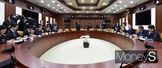 [머니S포토] 홍남기 부총리, 주재 연구기관장·투자은행 전문가 간담회