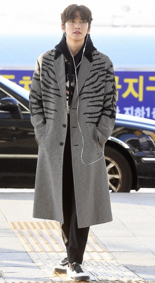 [★공항패션] 지창욱, '멋짐 폭발' 타이거 코트 룩