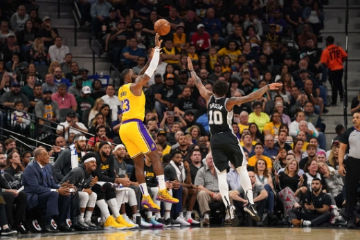 26일 미국 텍사스주 샌안토니오 AT&T 센터에서 열린 2019-2020시즌 미국프로농구(NBA) 정규리그 샌안토니오 스퍼스 원정 경기에서 33점을 올리며 맹활약한 LA 레이커스의 포워드 르브론 제임스(왼쪽). /사진=로이터