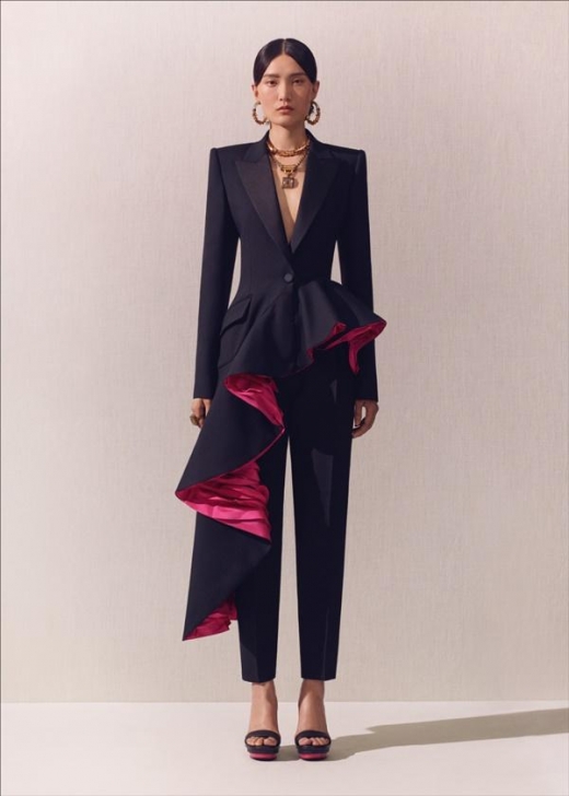 알렉산더 맥퀸, 2020 봄여름 프리 컬렉션 공개… '여성과 꽃 대지의 풍성함'