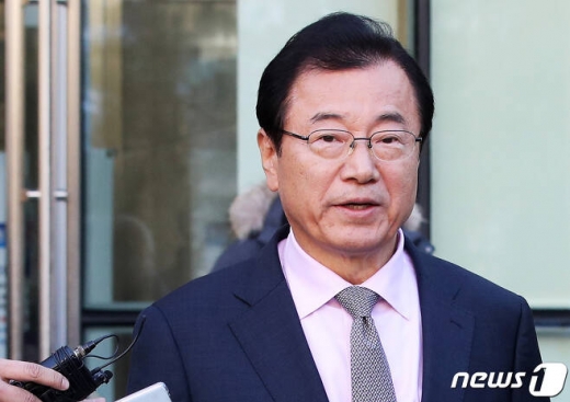이현재. 부정 청탁 등의 혐의로 징역 1년을 선고 받은 이현재 자유한국당 의원이 26일 오후 경기도 수원시 영통구 수원지방법원에서 열린 1심 선고 공판을 마치고 법원을 나서고 있다. /사진=뉴스1