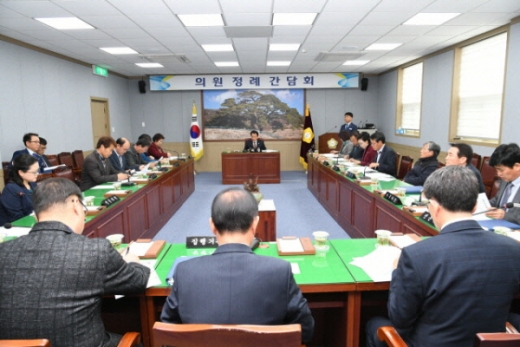 합천군의회 정례간담회 개최./ 사진=합천군의회 제공.