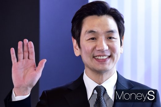 [머니S포토] 김태우, 부드러운 손인사와 미소