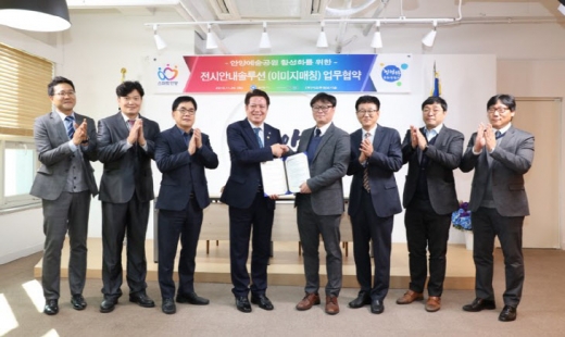 26일 업무협약체결 후 기념사진을 찍고있는 최 시장과 오정환 대표(최대호 시장, 중앙 좌측, 우측 오대표). / 사진제공=안양시