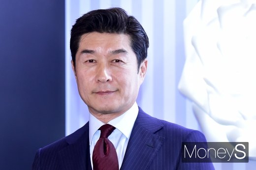 [머니S포토] 김상중, 한 껏 돋보이는 '중년의 멋'