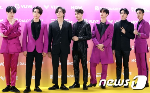 갓세븐(GOT7) 유겸(왼쪽부터), 진영, JB, 잭슨, 마크, 영재, 뱀뱀이 지난 16일 오후 서울 고척 스카이돔에서 열리는 ‘2019 브이라이브 어워즈 브이 하트비트’(2019 VLIVE AWARDS V HEARTBEAT)골든 카펫 행사에 참석해 포즈를 취하고 있다. /사진=뉴스1