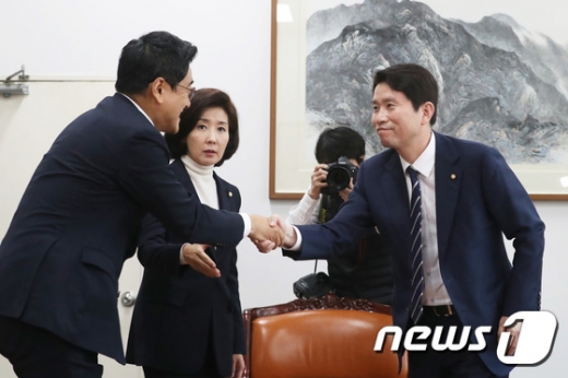 이인영 더불어민주당, 나경원 자유한국당, 오신환 바른미래당 원내대표가 지난 26일 오후 서울 여의도 국회 운영위원장실에서 여·야 3당 교섭단체 원내대표 회동을 갖고 이야기를 나누고 있다. /사진=뉴스1