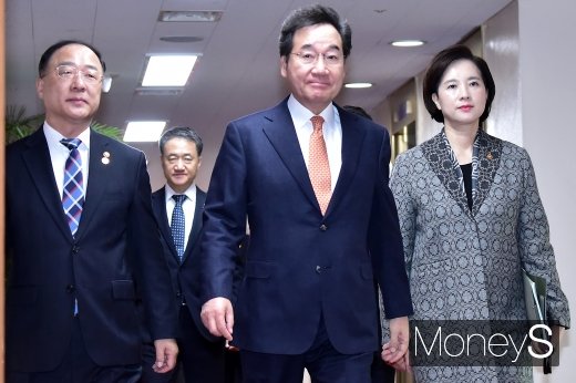 [머니S포토] 국무회의장 들어서는 이낙연 총리와 경제·사회 부총리