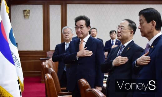 [머니S포토] 국민의례하는 이낙연 총리와 장관들