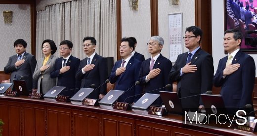 [머니S포토] 국민의례하는 장관들