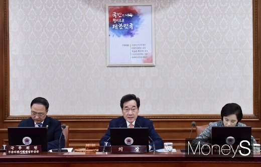 [머니S포토] 이낙연 총리, 