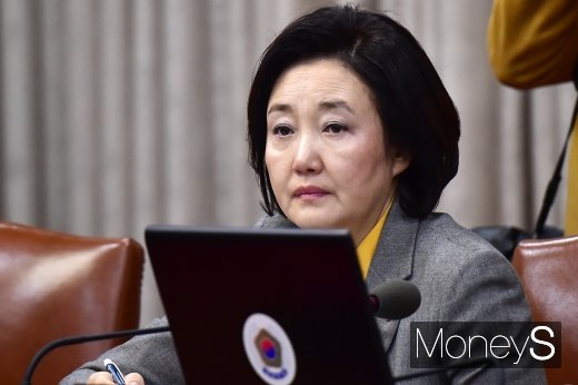 [머니S포토] 총리 발언 경청하는 박영선 중기부 장관