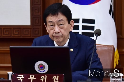 [머니S포토] 진영 행안부 장관, 안전 대한민국 관련 발언에 촉각